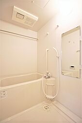 大きな鏡付きのお風呂です。追焚・浴室乾燥・暖房・２４時間換気機能付きです。