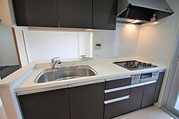 3口、グリル付のシステムキッチン。