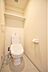 トイレ：トイレは温水洗浄機能付きです。上部にトイレットペーパーなど置ける小棚もあります。