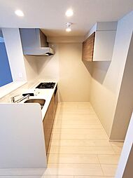 キッチン周り、調理スペースは広く快適にご利用いただけます。