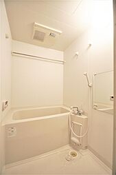 お風呂は鏡付きで、浴室乾燥・暖房機能付きです。