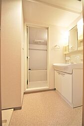 洗面所には洗面化粧台・洗濯機置き場があります。