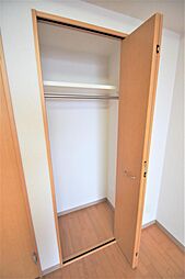 収納は大きく物だけでなく洋服もスッキリ収納できます。