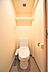 トイレ：トイレは温水洗浄機能付きです。上部に小棚があります。