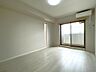 リビング/ダイニング：南向き・角部屋2面採光の明るいお部屋です。