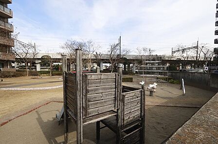 お子様が遊べる小公園も敷地内にあります