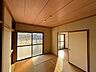 和室：南向き和室6帖☆バルコニーに繋がるお部屋です！和室は冬場はコタツでほっこり♪夏は意外と涼しくて使い勝手がいいんですよ♪