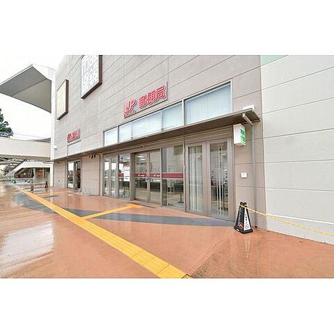 銀行「ゆうちょ銀行アリオ上尾店内出張所まで637ｍ」