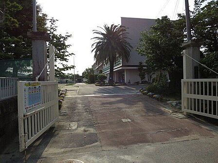 岩倉北小学校 650m