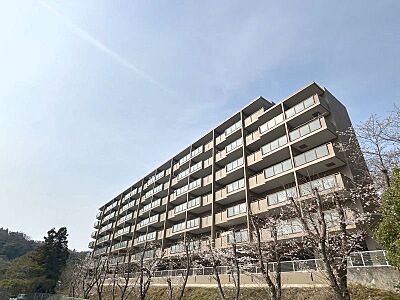 外観：【現地写真】阪急宝塚線「池田」駅からバスで約17分「久安寺」停徒歩約6分！余野川沿いの自然豊かな住環境です。