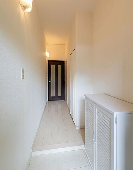 【玄関】利便性と住環境、そして開放感を兼ね備えた魅力的な一邸です。ぜひ一度ご検討ください。