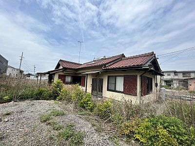 外観:【西側平屋建て】外観写真 令和年6年4月撮影。陽当たり良好でお庭が広いため家庭菜園も可能です♪ 外観:【西側平屋建て】外観写真 令和年6年4月撮影。陽当たり良好でお庭が広いため家庭菜園も可能です♪