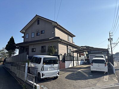 外観:土地面積約100坪!ゆとりあるお土地に建つ明るい住宅です◎ 外観:土地面積約100坪!ゆとりあるお土地に建つ明るい住宅です◎