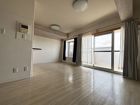 大きな窓があり明るい日差しが降り注ぐリビングダイニング!自然と家族が集まる空間となってます!
