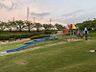 周辺：七曲公園まで　900m　徒歩約12分　子ども広場や展望広場、テニスコート等があり、スポーツや憩いの場として親しまれています。遊具の種類も豊富です。