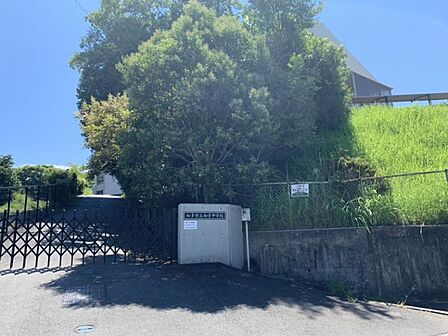 知多中学校まで 958m 徒歩約12分●努力:自ら考え努力する生徒 感謝:思いやりと感謝の心をもつ生徒 健康:心身ともにたくましい生徒 を校訓にしています。