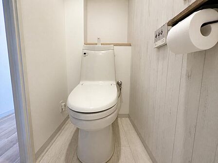 トイレには快適な温水洗浄便座付き！※一部CG加工により残置物を除去しています。