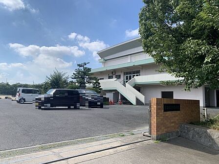 平洲小学校まで　332m　徒歩約5分●「心をはぐくみ体をきたえ、たくましく生きる児童の育成」を教育目標としています。高台に位置する小学校です。