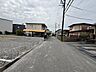 外観：見通しの良い直線道路。毎日の駐車も安心です！