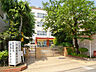 周辺：千寿青葉中学校 平成15年4月開校、足立区内の中学校として、一番最初に統合がなされた学校。校舎改築につき2022年1月より新校舎となった。「進取　気概　誠実」を校訓として掲げている。（900m）