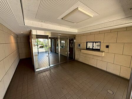 明るく開放的なエントランス、管理体制も良好です。