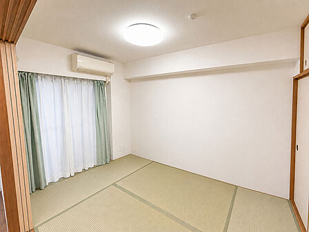 しっかりと落ち着いた雰囲気の和室。畳の香りも心地よく、冬には炬燵を置いて家族団らんの場や来客時のゲストルームとしてもお使いいただけます。※ＡＩによる家具消し加工実施済 