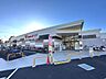周辺：コモディイイダ 鹿浜店 【営業時間 9:00～22:00（衣料品フロア 9:00～22:00）】駐輪場・駐車場を完備。