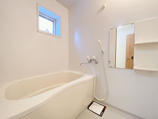 画像5:浴室に小窓があり換気もバッチリです◎