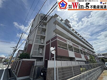 平成23年8月建築で、エレベーター・オートロック・防犯カメラ・宅配BOX有、24時間セキュリティシステム仕様、ペット飼育可能(規約有)な6階建てです!敷地内駐車場は1世帯1台確保されております!