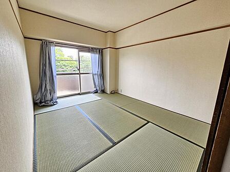 和室6帖：突然の来客にもサッとお布団を敷ける和室でしょう！