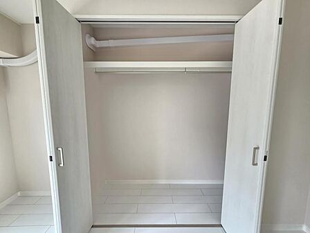 洋室6帖:収納もしっかり充実してますね