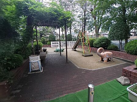 マンションに隣接した公園で小さなお子様とたっぷりと遊んであげられますね！