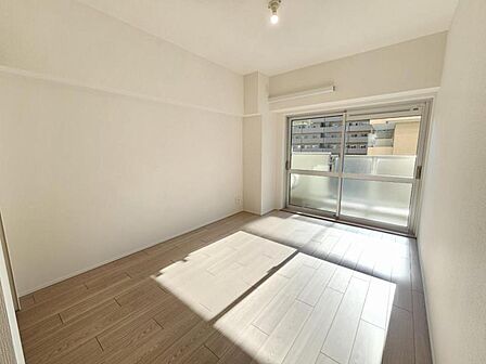 洋室6.1帖:バルコニーに面したお部屋はお布団などもサッと干せて便利ですね