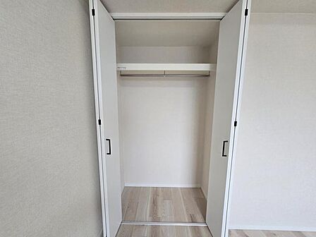 洋室6．3帖：収納もしっかり充実してますね♪