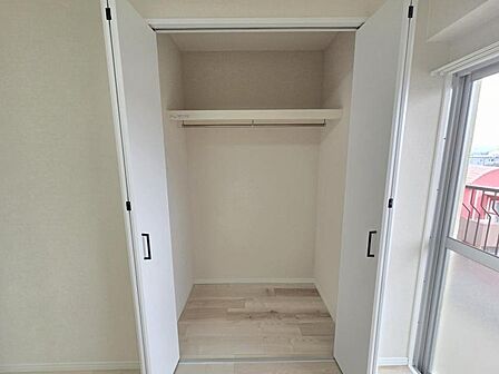 洋室6帖：収納充実ですっきりと整頓されたお部屋作りが可能です！