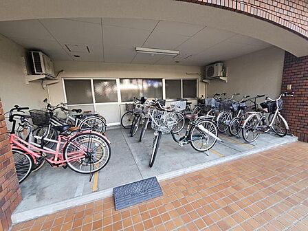 整理された駐輪場で自転車の出し入れもらくらく！
