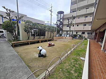 敷地内に公園あり！小さなお子様も安心して遊べます♪