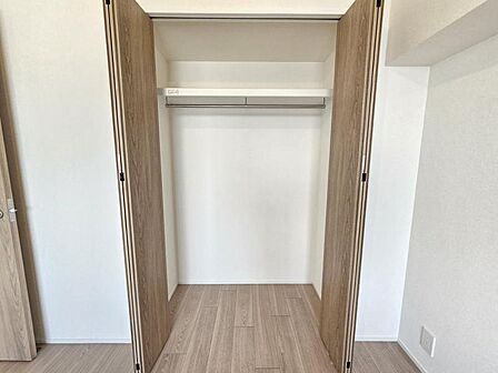 洋室6帖:収納力のあるクローゼットが備わっています。