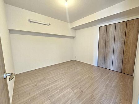 洋室5.9帖:コンパクトなお部屋ですが収納を設けており広くお使い頂けます!