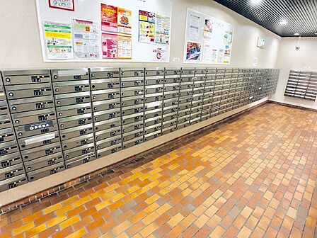 集合ポストで郵便物の出し入れも楽です。鍵付きで安心ですね!