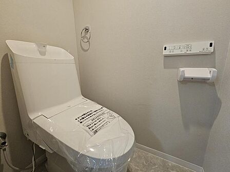 使いやすいサイドパネル仕様の温水洗浄便座付トイレです！