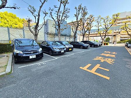 広めの駐車場で車庫入れが楽々ですね♪