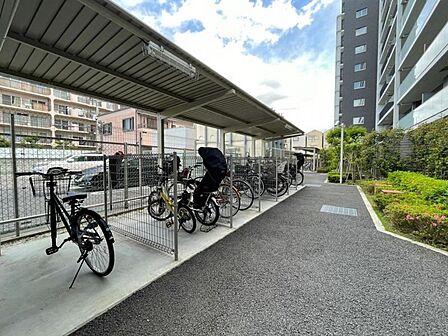 専用サイクルポートは自転車の出し入れがしやすいのがいいですね☆