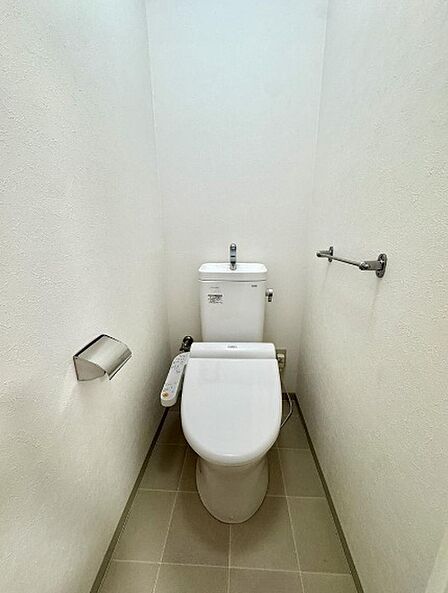 ホワイトのトイレは清潔感があって気持ちいいですね!