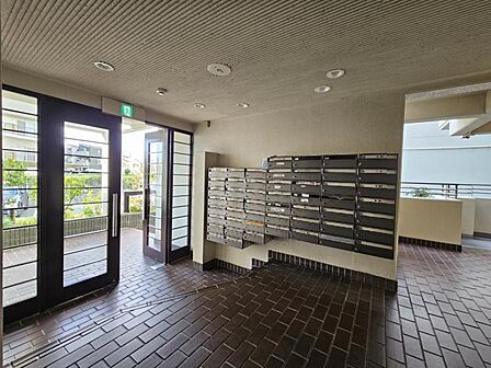 明るく開放的なエントランスロビーです