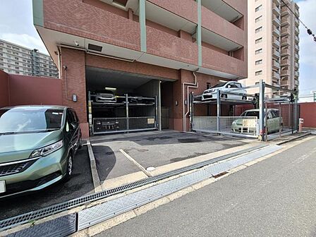 ゆったりとした敷地内駐車場で駐車もらくらく！
