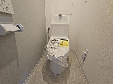 使いやすいサイドパネル仕様の温水洗浄便座付トイレです！