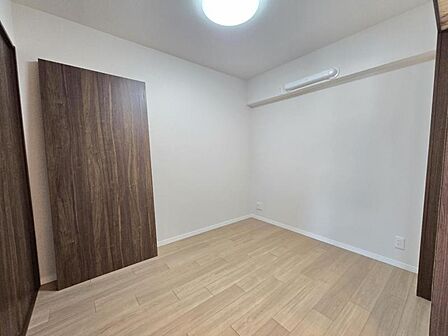 洋室4.2帖:コンパクトなお部屋ですが収納を設けており広くお使い頂けます!