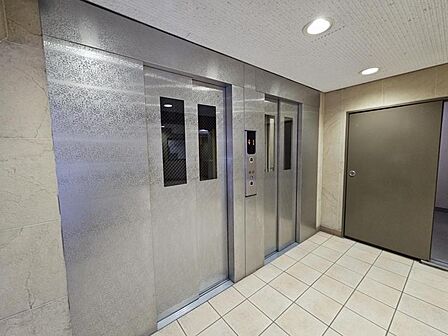 エレベーターは2基ありますので朝の忙しい時間帯もスムーズです。