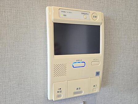 モニター付きインターホンはお子様のお留守番にも安心の設備です。